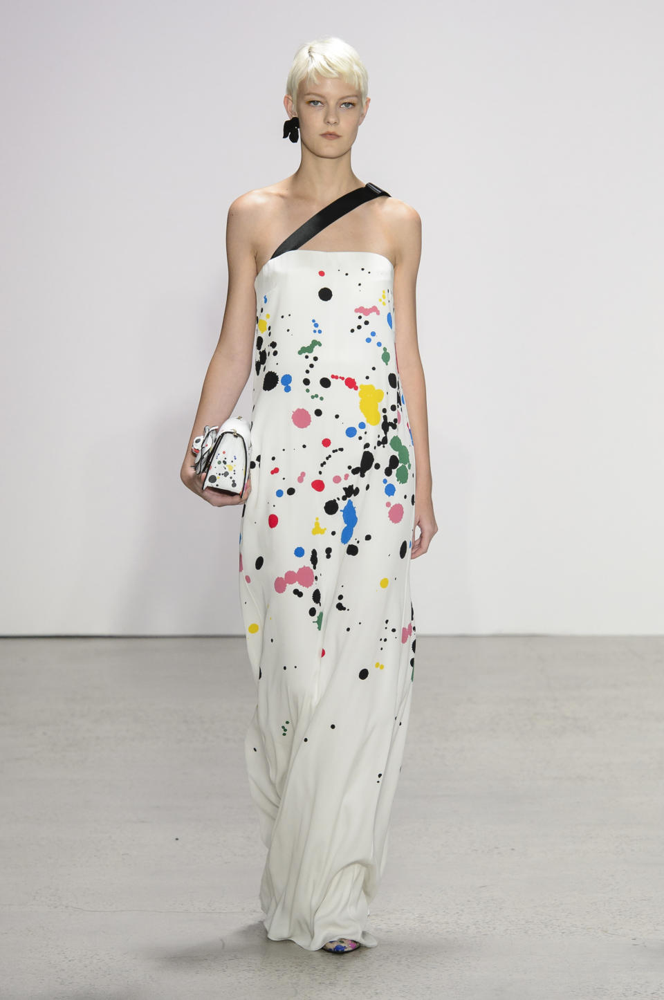 <p><i>Model wears a one-strap, paint-splattered dress from the SS18 Oscar de la Renta collection. (Photo: IMAXtree) </i></p>