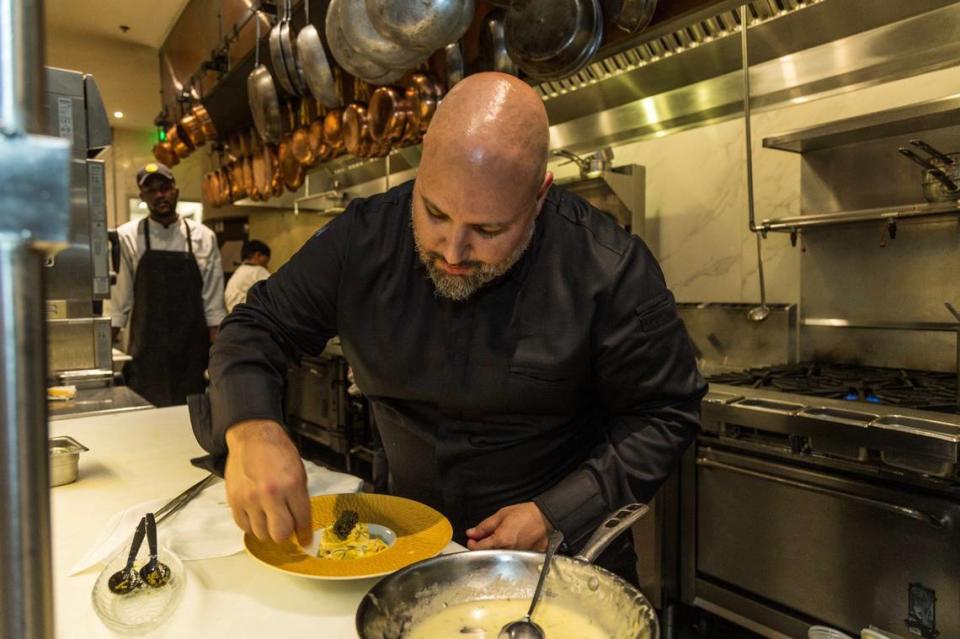 El chef Danny Ganem prepara una carbonara con caviar en Fiona en Coral Gables.