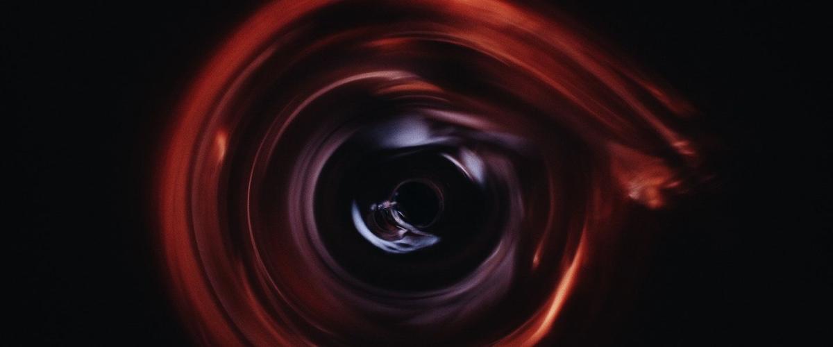 Des scientifiques recréent des trous noirs en laboratoire : quels enseignements en tirer ?