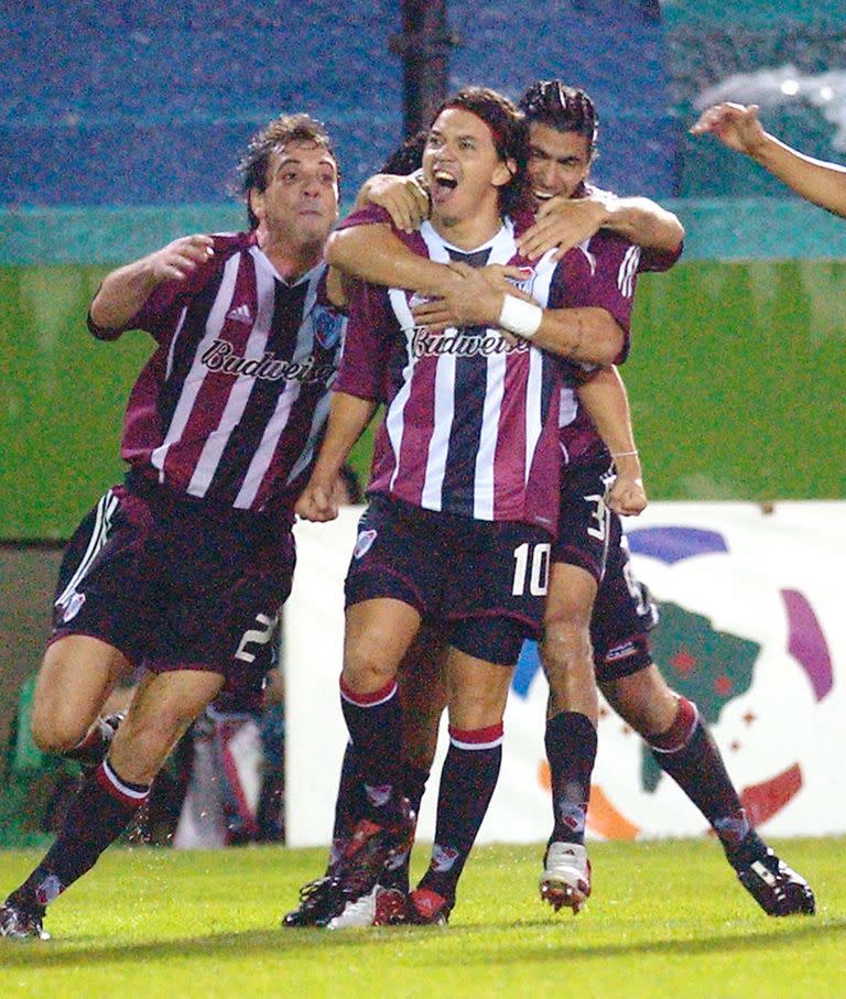 Abrazando a Gallardo en el festejo de un gol, junto al Coco Ameli