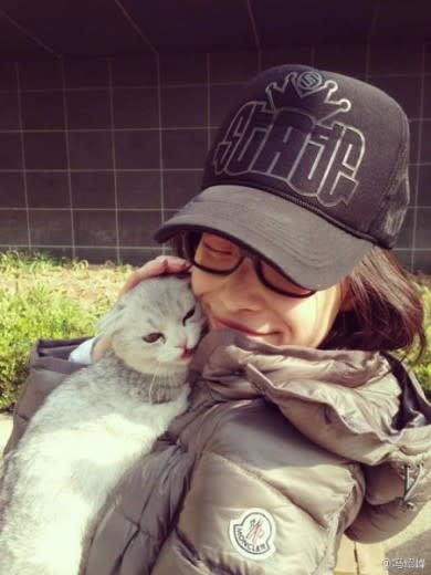 馮紹峰在微博放上一張倪妮抱著愛貓、親密貼臉的照片，力證兩人情不變。（圖／翻攝馮紹峰微博）