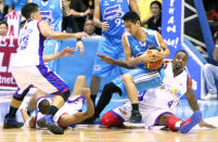 San Mig's Wesley Gonzales battles against Petron's Arwind Santos, Dorian Pena and Marcio Lassiter. (PBA Images)