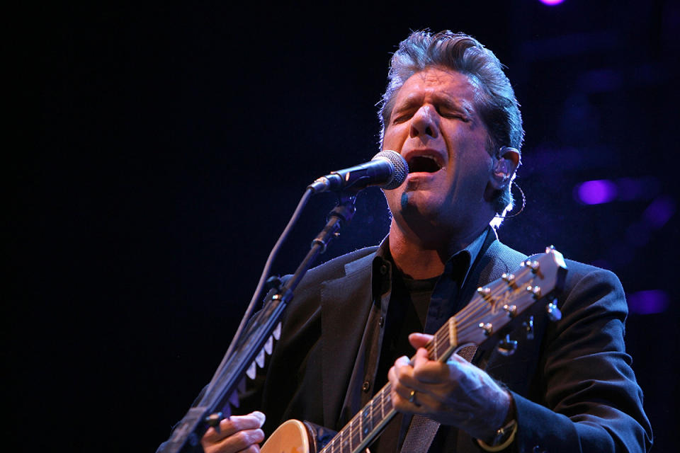 <p><b>Glenn Frey -</b> Membre fondateur des Eagles et guitariste, Glenn Frey est mort lundi 18 janvier 2016 des suites de plusieurs maladies. Il avait 67 ans. <br>Dans les années 70, les Eagles ont signé des tubes qui restent encore dans toutes les mémoires notamment “Hotel California”, “Take It Easy” et “One of These Nights”. Le groupe s'est séparé en 1980 et Glenn Frey a ensuite poursuivi sa carrière en solo.</p>