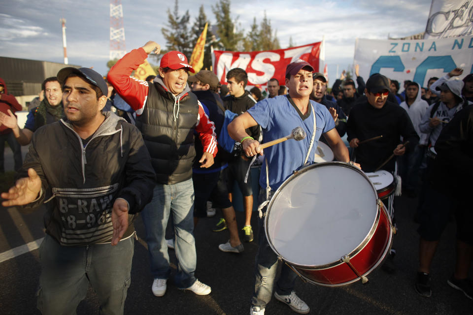 Manifestantes bloquean una vía de acceso a Buenos Aires, Argentina, en el marco de una huelga general el jueves 10 de abril de 2014. Los sindicatos opositores al gobierno exigen negociaciones salariales sin topes máximos, un aumento para jubilados y pensionados y la derogación del impuesto que se aplica a los salarios, entre otros. También acusan al gobierno de no combatir la galopante inflación. (AP foto/Victor R. Caivano)