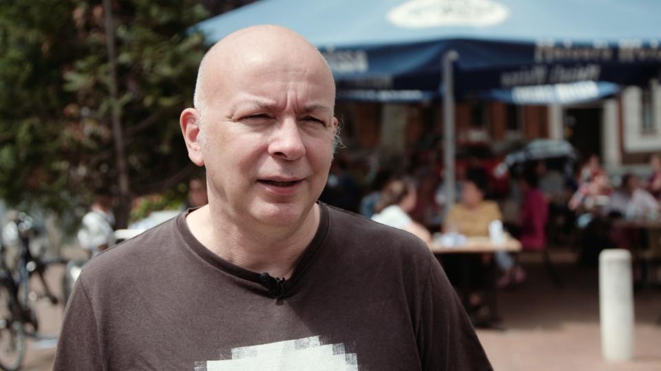 Der Gastronom Ralf Schnoor macht sich in der Corona-Pandemie Sorgen um sein Café. - Copyright: ZDF und Marc Nordbruch