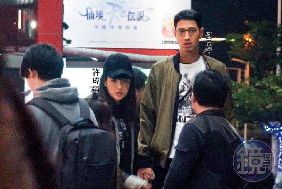 本刊去年10月拍到許瑋甯（左）跟劉又年手牽手的電影約會，事後許瑋甯說有發現跟拍，但不願放開對方。
