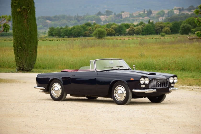 Questa Lancia Flaminia 3C cabriolet Touring è del 1963. Costa almeno 160mila euro. (foto: Artcurial.com)