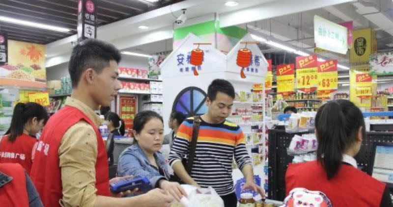 父親面對店員刁難，仍保持高情商應對。（圖／翻攝畫面）