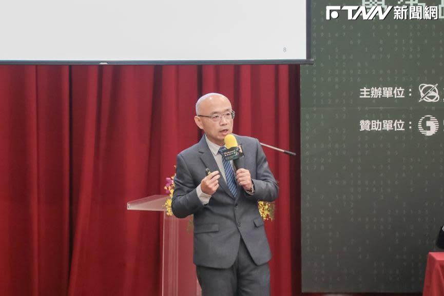 中華電信研究院前瞻科技研究所所長汪世昌向在場師生介紹AI 2.0的各式應用。