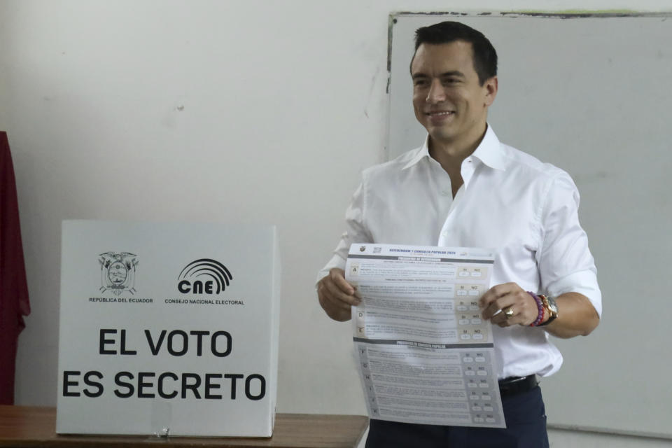 El presidente Daniel Noboa celebra la votación durante un referéndum para respaldar nuevas medidas de seguridad para reprimir a las bandas criminales responsables del aumento de la violencia, en Olón, Ecuador, el domingo 21 de abril de 2024. (Foto AP/César Muñoz)