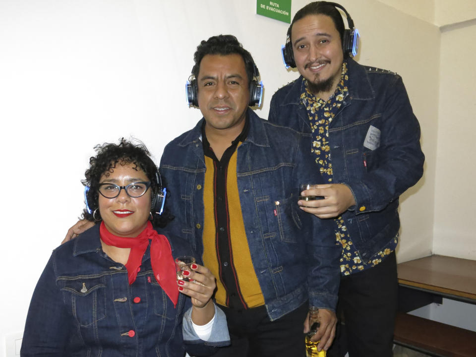 Miembros de la banda La Santa Cecilia, de izquierda a derecha, La Marisoul, Pepe Carlos y Alex Bendaña, posan para un retrato durante la presentación de su álbum "Cuatro copas", en la Ciudad de México, el 8 de noviembre de 2022. (Foto AP/Berenice Bautista)