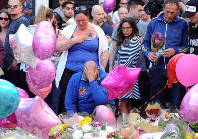 'Don't look back in anger': Manchester sings after minute's silence. Source: AP