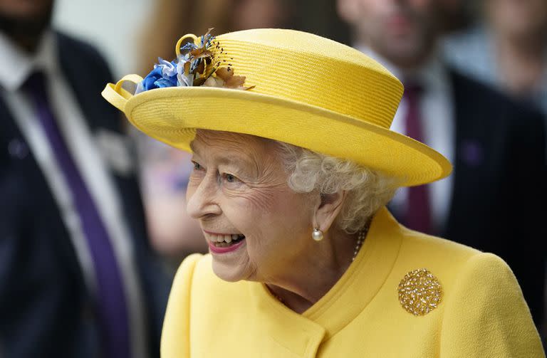 Britain's Queen Elizabeth II reacts during her visit to Paddington Station in London on May 17, 2022, to mark the completion of London's Crossrail project, ahead of the opening of the new 'Elizabeth Line' rail service next week. (Photo by Andrew Matthews / POOL / AFP)