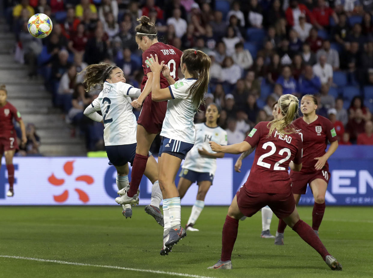 England's Jodie Taylor, center left, fails to score during the Women's World Cup Group D soccer match between England and Argentina at the Stade Oceane in Le Havre, France, Friday, June 14, 2019. (AP Photo/Alessandra Tarantino)