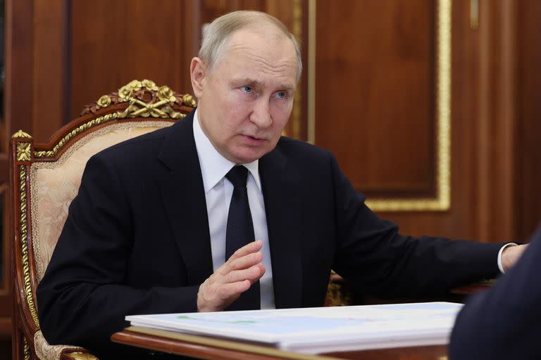 El presidente ruso, Vladimir Putin, habla con Vladimir Saldo, jefe de la región de Kherson controlada por Rusia, durante su reunión en Moscú, Rusia, el jueves 6 de abril de 2023