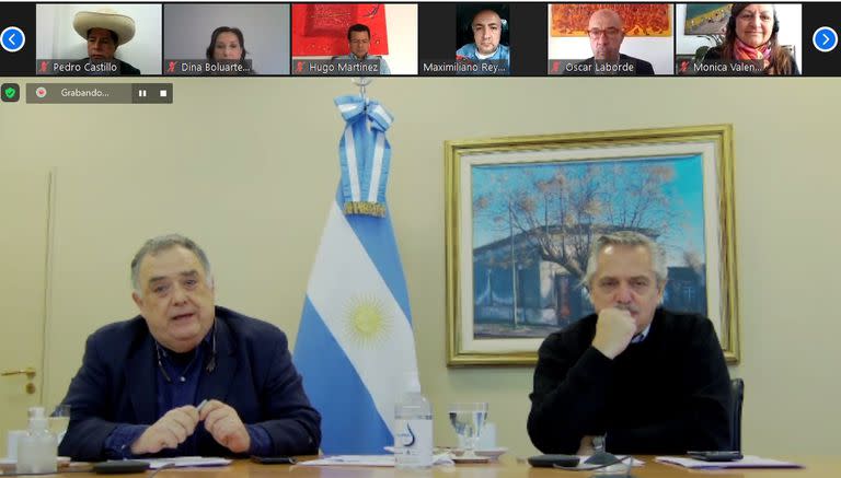 Alberto Fernández y Eduardo Valdés, durante la reunión del grupo Hermandad, desde la quinta de Olivos