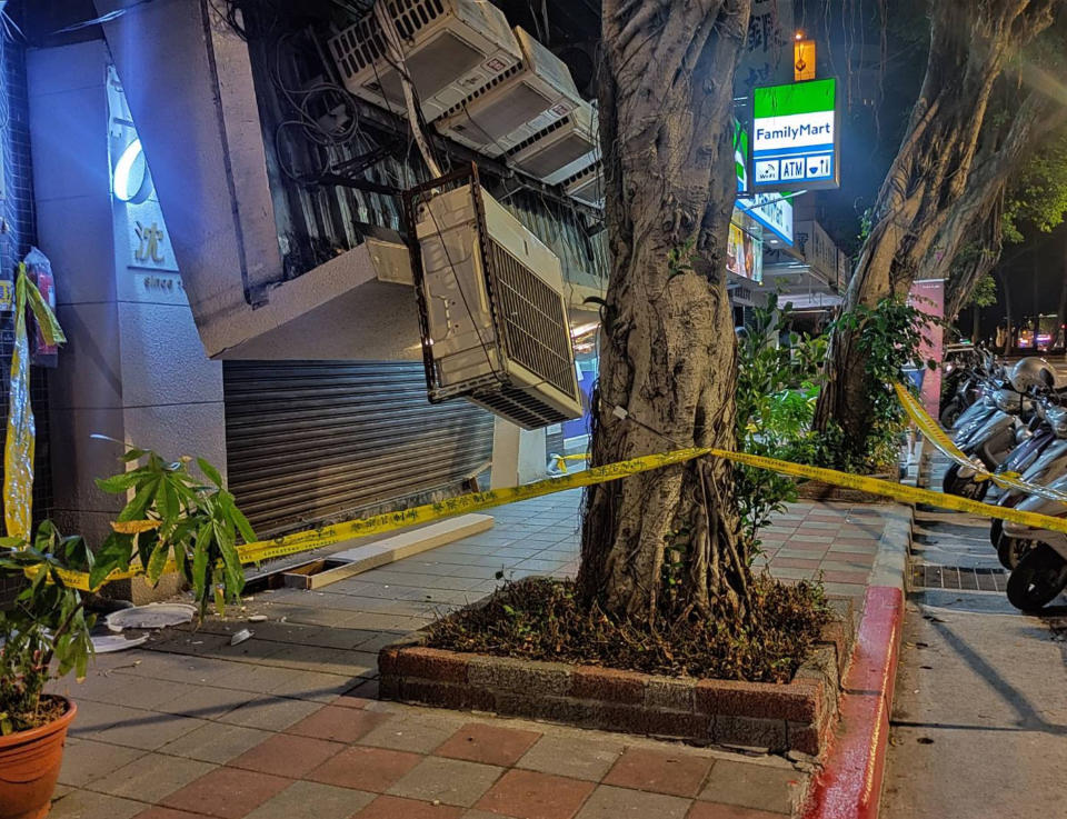 台北市民生東路一棟大樓一樓店面的雨遮22日晚間崩塌，疑似因為放置多台冷氣壓縮機導致，幸未有人受傷。（中央社／警方提供）