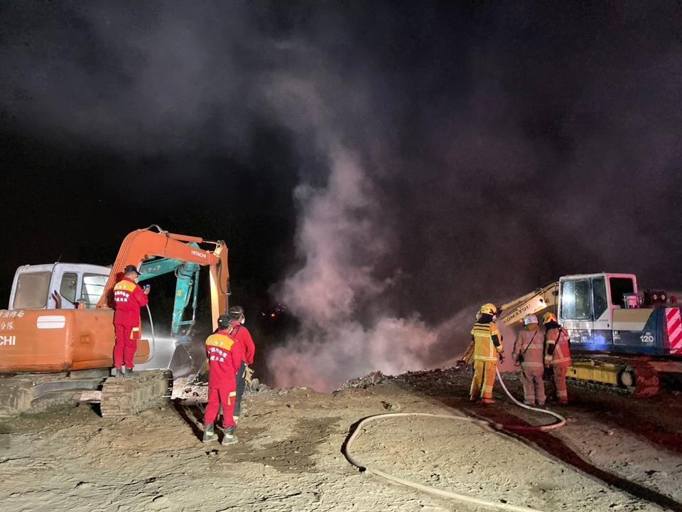 岡山區華崗路火警，警消前往現場灌救。高市消防局提供