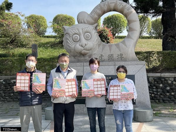 南市觀旅局虎頭埤風景區印製「虎你好運－虎年相揪來虎埤」年曆墊板，以虎頭埤環湖地圖加上寫生比賽得獎作品做搭配，呈現虎年喜氣洋洋風格。（記者李嘉祥攝）