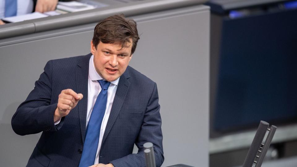 Tobias Zech spricht Mitte Januar bei einer Plenarsitzung im Deutschen Bundestag.