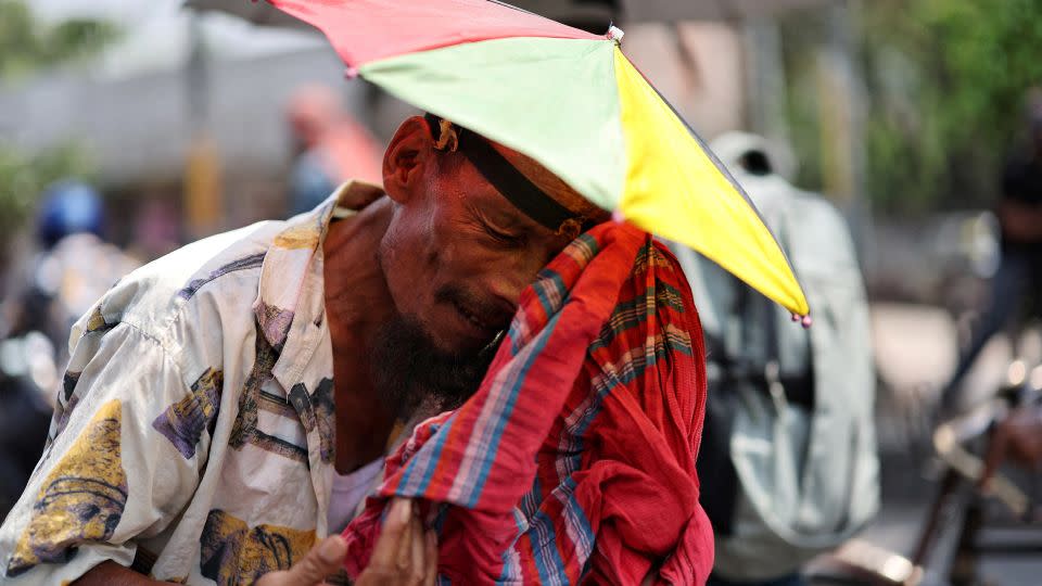 Ein Rikschafahrer wischt sich während der landesweiten Hitzewelle am 22. April 2024 in Dhaka, Bangladesch, den Schweiß mit einem Schal ab. – Mohammad Ponir Hossain/Reuters