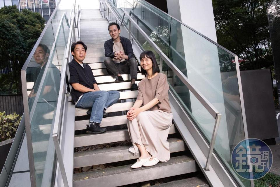 導演石川慶（左）為金馬影展訪台，首次與負責配樂的「Cicada」團長江致潔（右）與小提琴許罡愷見面。