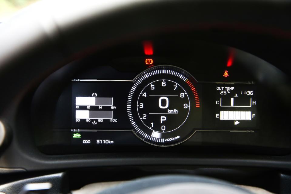 7吋LCD數位儀錶的圖示設計與配置簡單明瞭，可顯示相當豐富的行車資訊，同時在不同駕駛模式下會有不同色調與背景變換。