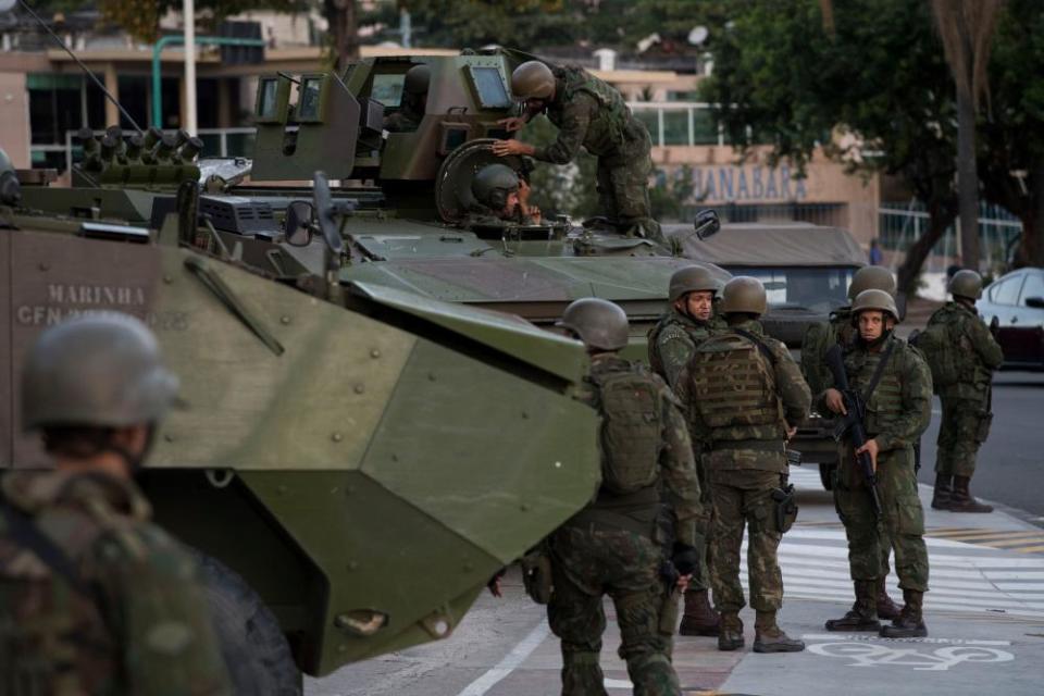 Troops patrol Botafogo neighbourhood in Rio