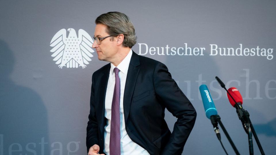 Andreas Scheuer (CSU) verlässt das Pressestatement zu Beginn der Sitzung des Maut-Untersuchungsausschusses des Bundestags.