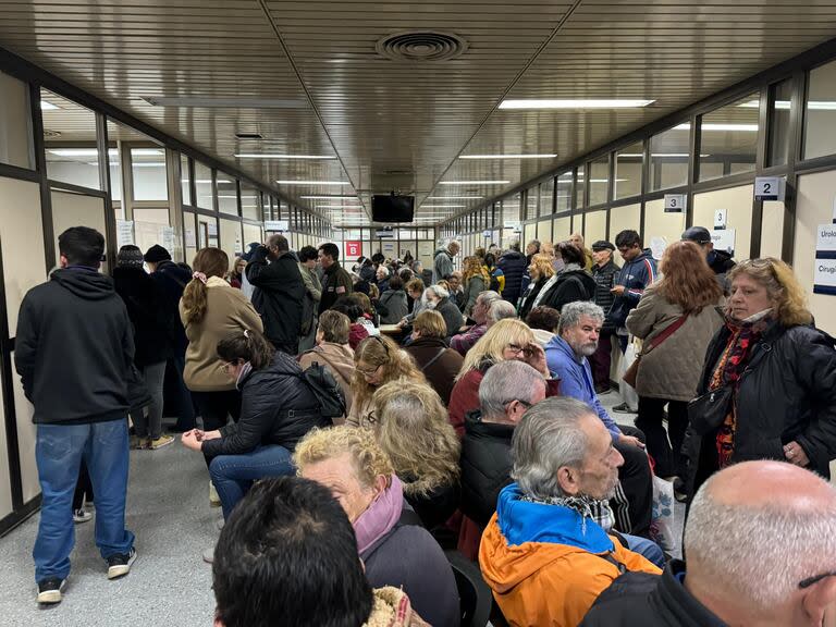 La sala de espera de los consultorios de dos especialidades médicas del Hospital Central de San Isidro un miércoles por la mañana