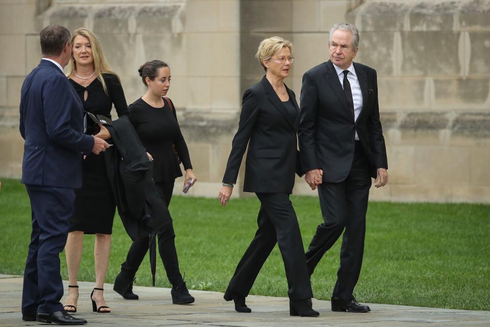 8) Annette Bening and Warren Beatty, a pallbearer, arrive for the funeral service.