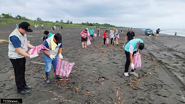 台化公司龍德廠在蘇澳鎮頂寮生態公園舉辦秋季淨灘活動，獲得熱烈響應海洋保育。台化公司總經理呂文進率先撿拾垃圾。（圖：台化提供）