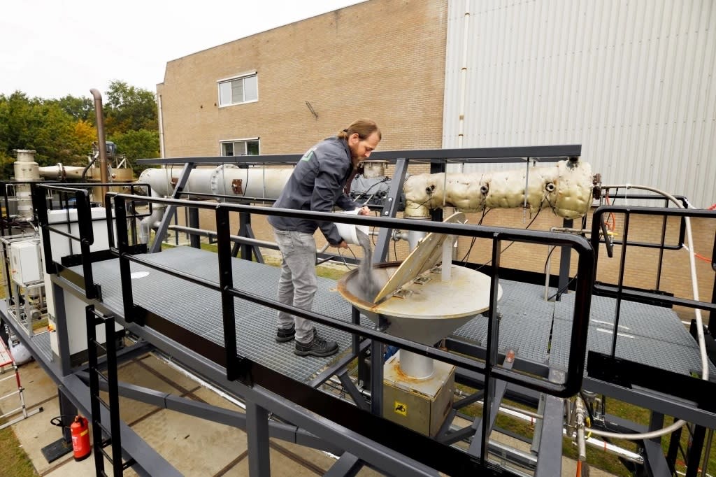 Un trabajador de una cervecera holandesa preparando el polvo de hierro para utilizar como combustible. Crédito: Bart van Overbeeke/TU Eindhoven