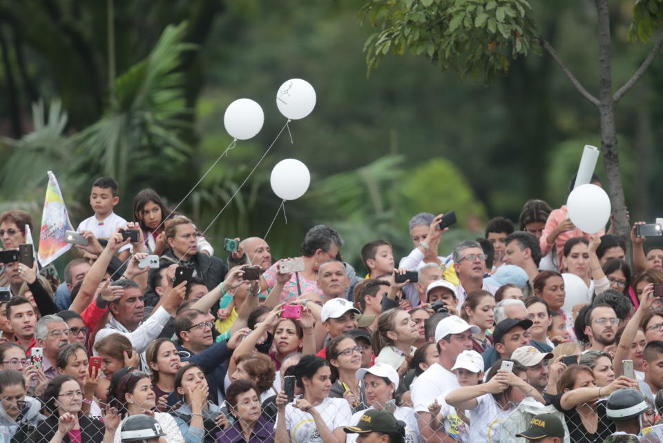 MD304. MEDELLÍN (COLOMBIA), 09/09/2017. Personas esperan que el papa Francisco pase por la calle hoy, sábado 9 de septiembre de 2017, en Medellín (Colombia). El papa se encuentra en una visita de cinco días al país que concluye mañana en Cartagena. EFE/Fernando Bizerra Jr.