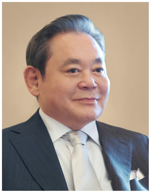 Billionaire Lee Kun Hee, chairman of Samsung Electronics Co., center,  Foto di attualità - Getty Images