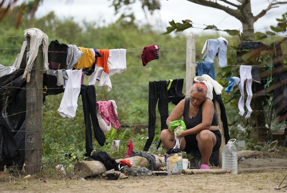 Una venezolana lava prendas de ropa a mano en Necocli, Colombia, el lugar donde los migrantes toman lanchas para ir hasta Acandi, a las puertas de la selva del Darién, el 13 de octubre de 2022. Algunos venezolanos están reconsiderando su viaje hacia Estados Unidos luego de que la Casa Blanca anunció el 12 de octubre que los venezolanos que crucen la frontera a pie o a nado serán devueltos de inmediato a México sin derecho a solicitar asilo. (AP Foto/Fernando Vergara)