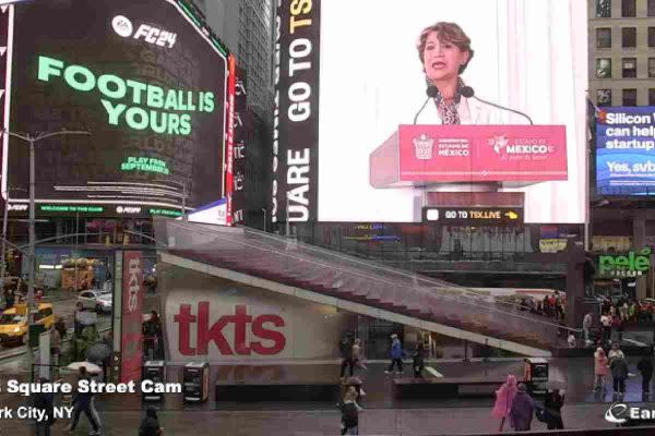 delfina gomez times square publicidad