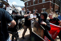 Miembros de grupos nacionalistas blancos se enfrentan a un contramanifestantes en Charlottesville, Virginia, Estados Unidos. 12 de agosto, 2017. REUTERS/Joshua Roberts