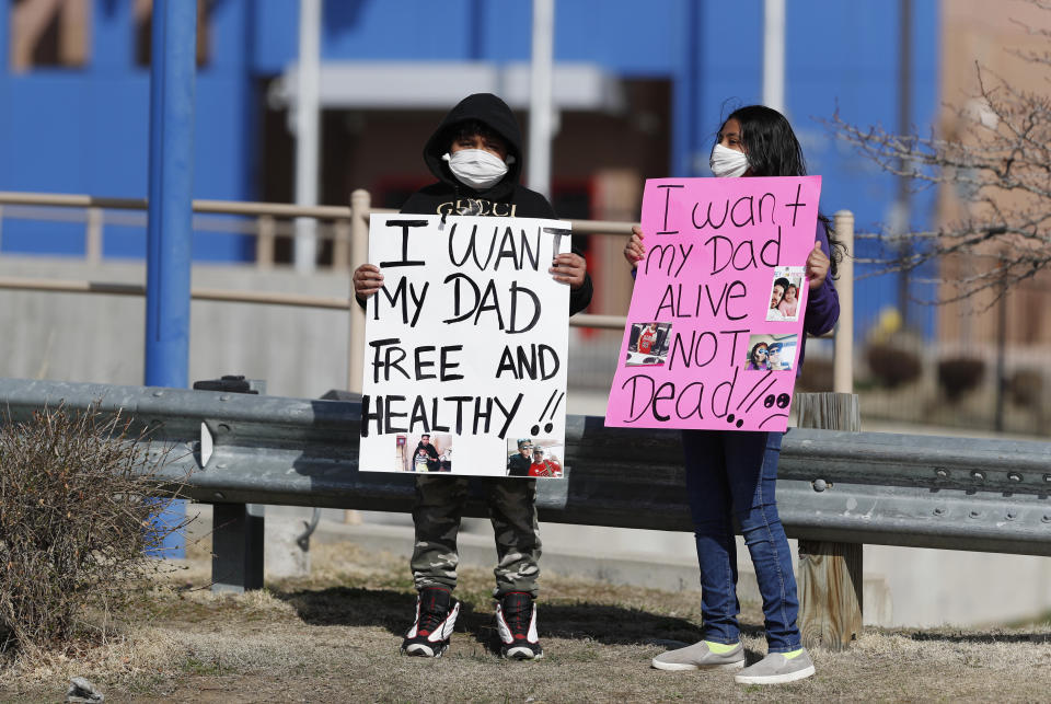 Abolish ICE Colorado, Sanctuary for All, American Friends Committee and Never Again Action take part in a car protest to call for the release of detained immigrants at the GEO Detention Center on April 3, 2020, in Aurora, Colorado.  (Photo: ASSOCIATED PRESS)