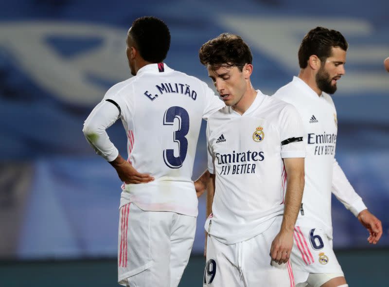 Jugadores del Real Madrid reaccionan tras el empate con el Sevilla por la Liga española de fútbol, en el estadio Alfredo Di Stéfano, en Madrid, España