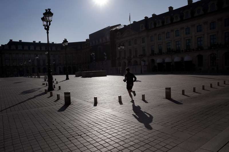 4月1日，法國受到武漢肺炎疫情影響，全國封鎖，巴黎芳登廣場上只有一名慢跑的男子（美聯社）