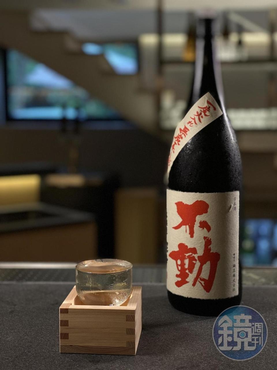 夜晚泡完湯來一杯清酒，非常享受。