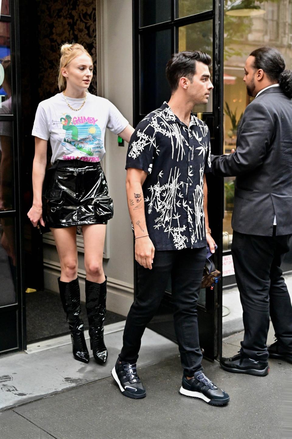 <h1 class="title"><em>EXCLUSIVE</em> Joe Jonas and Sophie Turner head out to a Broadway musical in New York</h1><cite class="credit">MMVV, ROKA</cite>