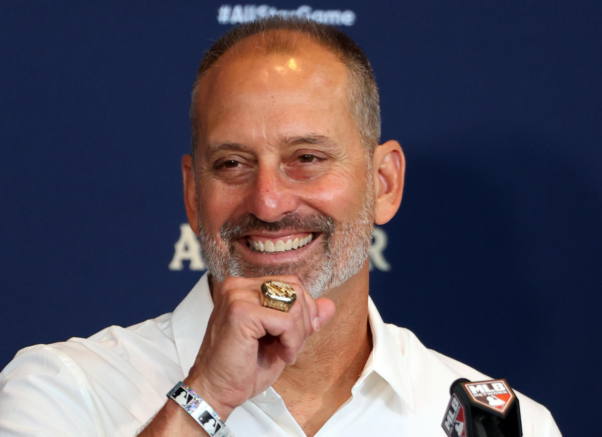 Torey Lovullo takes batting practice to set Diamondbacks’ fantasy football draft order