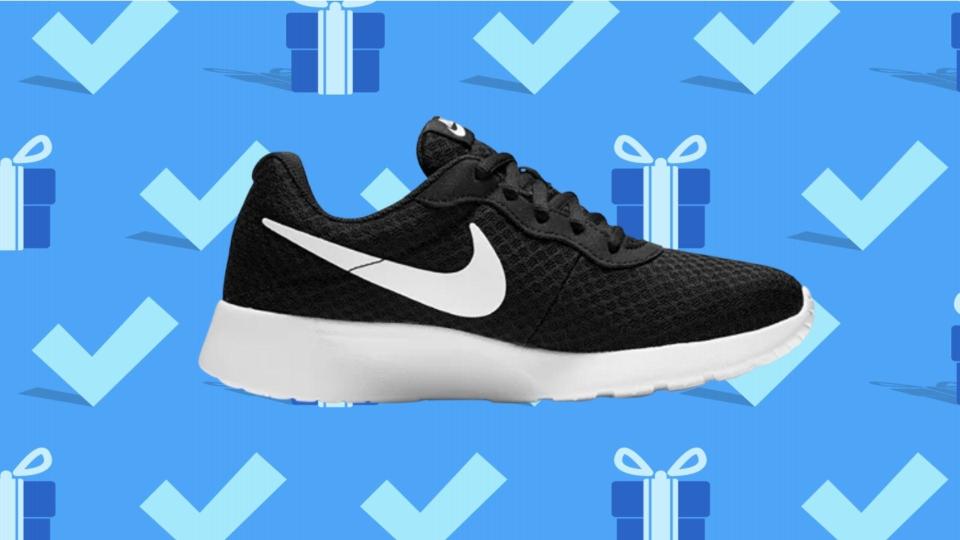 Black Friday 2020: Nike Women's Tajun Sneakers.