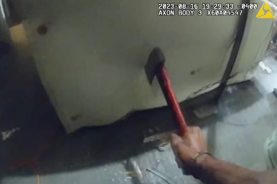 La policía encontró un hacha y pudo cortar la cadena que sujetaba a la mujer al suelo (Departamento de Policía de Louisville)