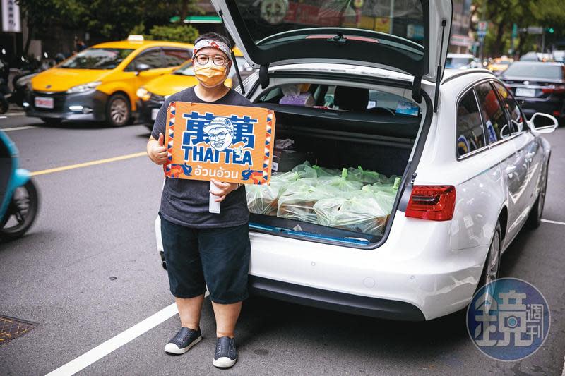  黃剛萍在LINE成立領隊的「熱血志工」群組，將近20人，已捐送700杯飲料、580份愛心便當，連在台法國人都來幫忙。這天是幫客人送100杯飲料給和平醫院。