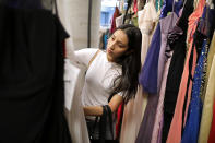 <p>Una chica busca un vestido en la donación de <em>Operation School Bell</em> para estudiantes de bajos ingresos y sin hogar de Los Ángeles el 29 de marzo de 2017 (Foto: Lucy Nicholson/<em>Reuters</em>). </p>