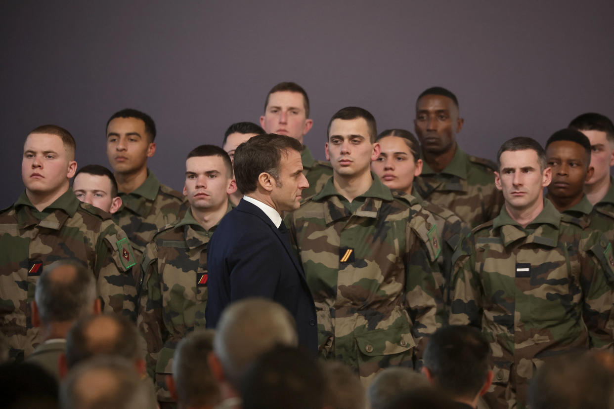 Emmanuel Macron, ici passant en revue les troupes avant de présenter ses vœux du Nouvel An à l’armée française à Cherbourg, le 19 janvier 2024.