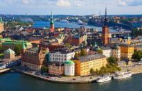 <p>A pesar de su amplio sistema de transportes, Estocolmo ha logrado proporcionar aire fresco sin contaminar a sus residentes y visitantes. La capital sueca vigila el estado de los vehículos y cobra impuestos por congestión en la zona centro para promover el reciclaje. </p>